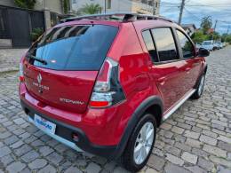 RENAULT - SANDERO - 2013/2014 - Vermelha - R$ 47.500,00