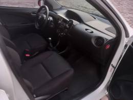 TOYOTA - ETIOS - 2017/2018 - Branca - R$ 55.900,00