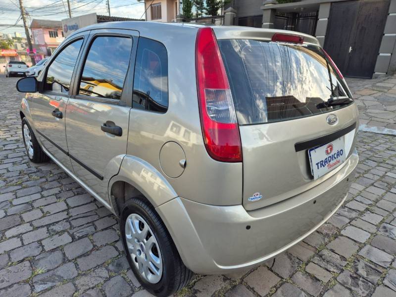 FORD - FIESTA - 2006/2007 - Prata - R$ 22.900,00