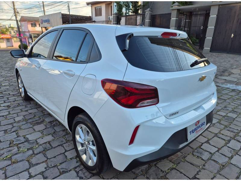 CHEVROLET - ONIX - 2022/2023 - Branca - R$ 86.900,00