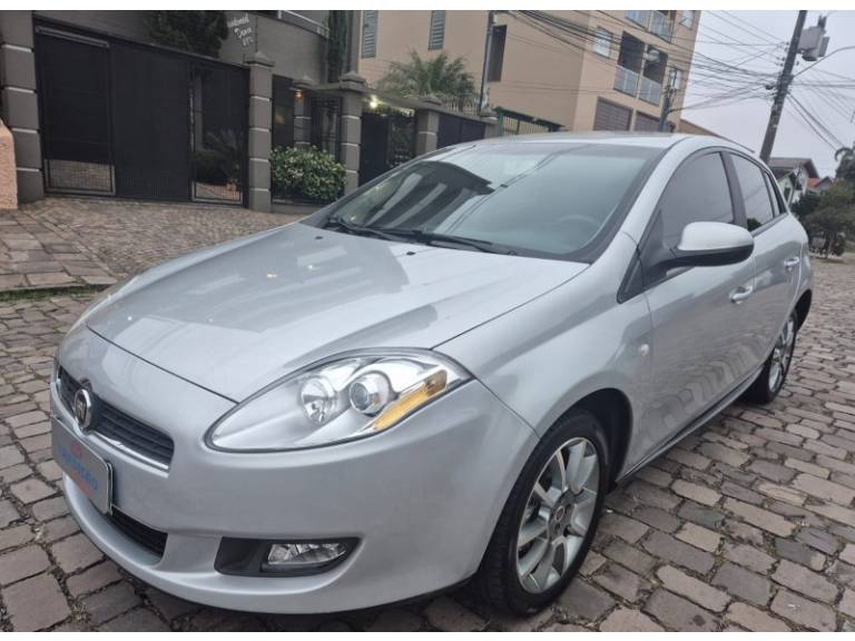FIAT - BRAVO - 2011/2012 - Prata - R$ 35.900,00