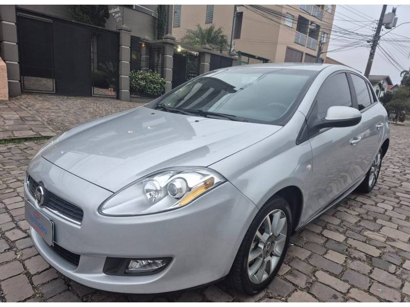 FIAT - BRAVO - 2011/2012 - Prata - R$ 35.900,00