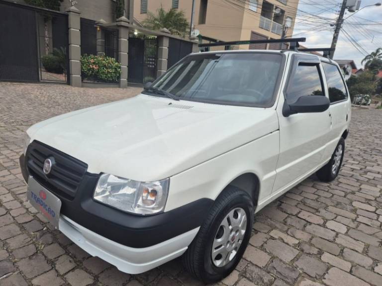 FIAT - UNO - 2010/2011 - Branca - R$ 22.900,00