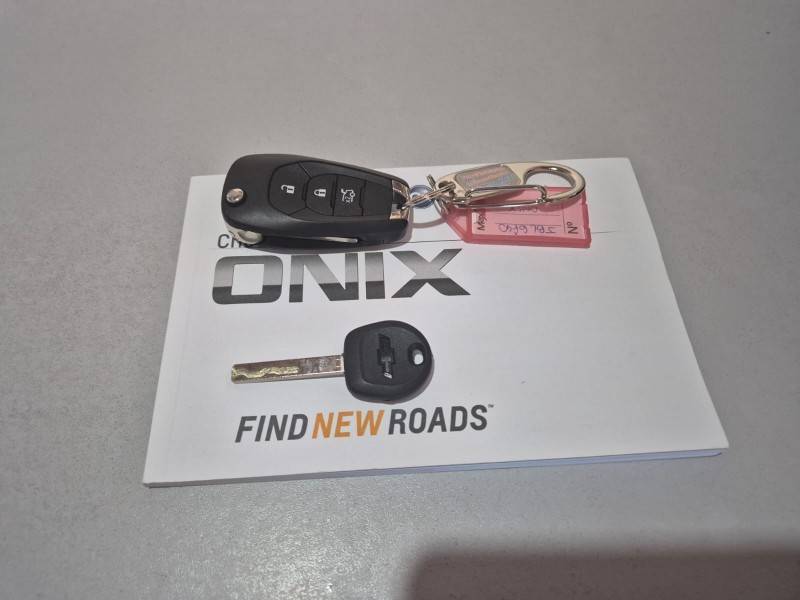 CHEVROLET - ONIX - 2022/2023 - Branca - R$ 86.900,00