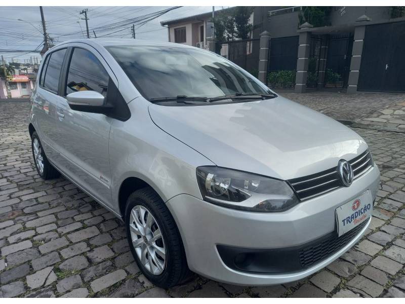 VOLKSWAGEN - FOX - 2013/2014 - Prata - R$ 40.900,00