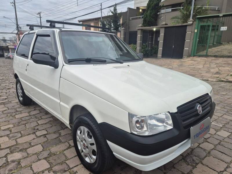 FIAT - UNO - 2010/2011 - Branca - R$ 22.900,00