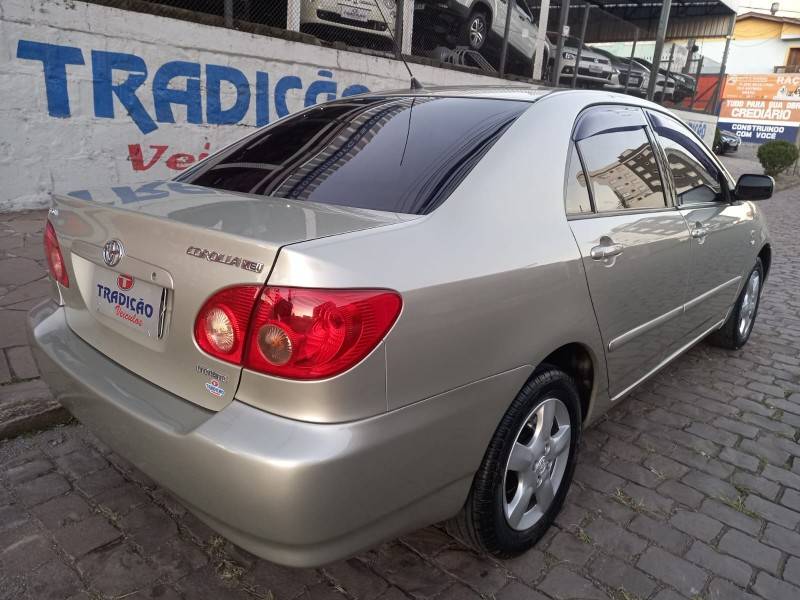 TOYOTA - COROLLA - 2004/2005 - Bege - R$ 37.500,00