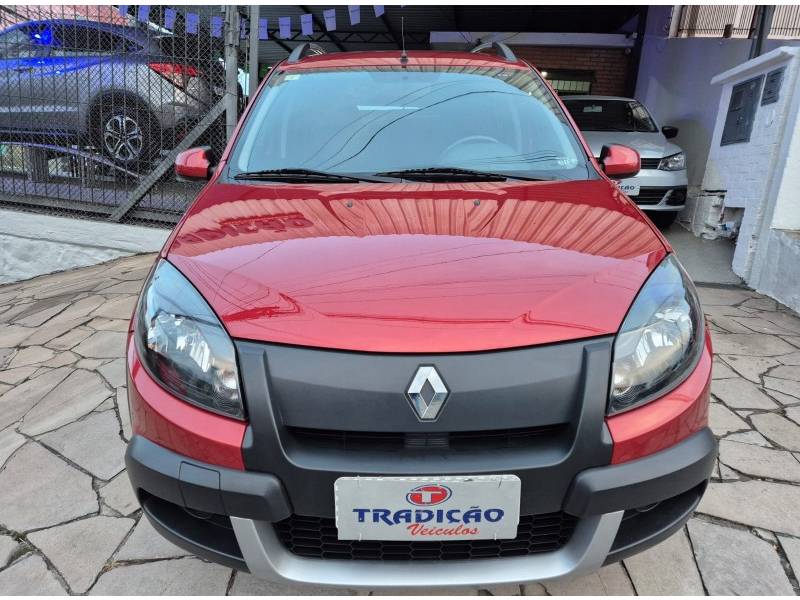 RENAULT - SANDERO - 2013/2014 - Vermelha - R$ 47.500,00