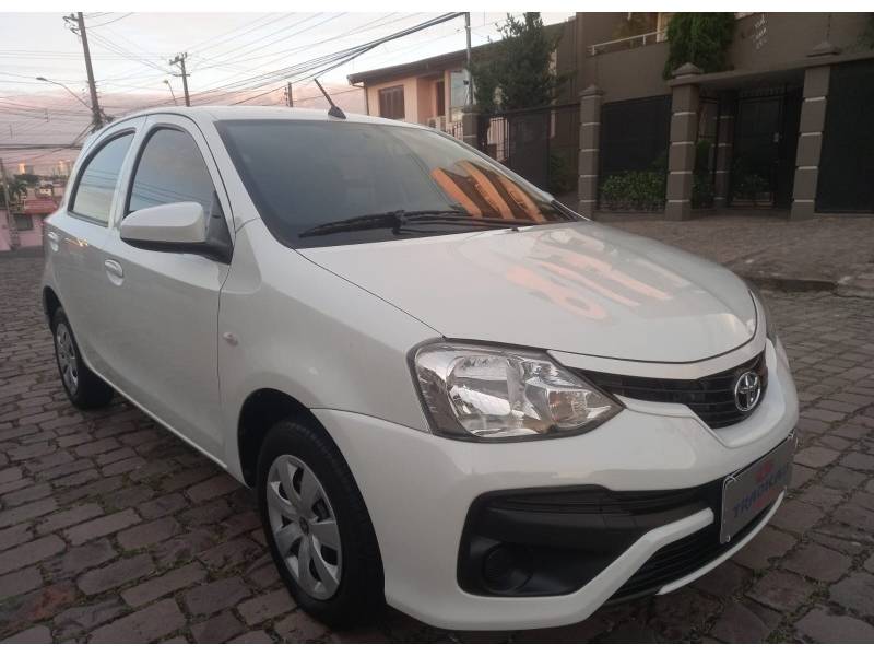 TOYOTA - ETIOS - 2017/2018 - Branca - R$ 55.900,00