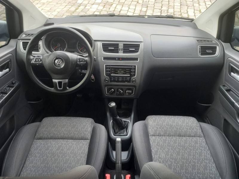 VOLKSWAGEN - FOX - 2013/2014 - Prata - R$ 40.900,00