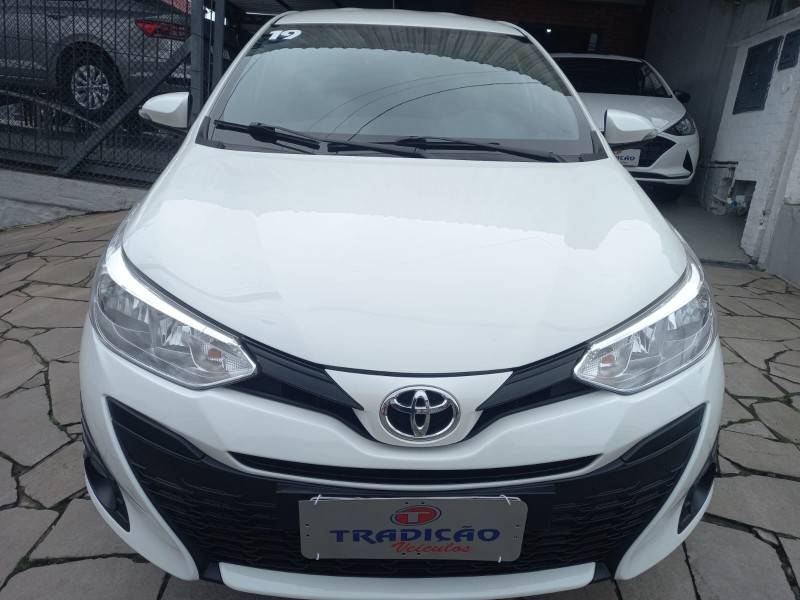 TOYOTA - YARIS - 2018/2019 - Branca - R$ 76.500,00