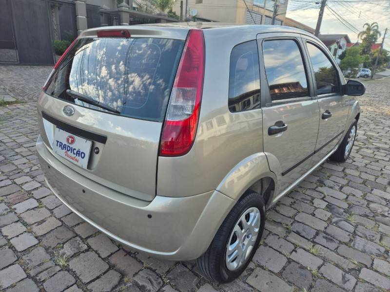 FORD - FIESTA - 2006/2007 - Prata - R$ 22.900,00