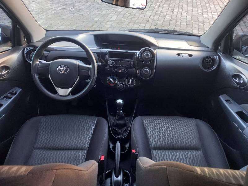 TOYOTA - ETIOS - 2017/2018 - Branca - R$ 55.900,00