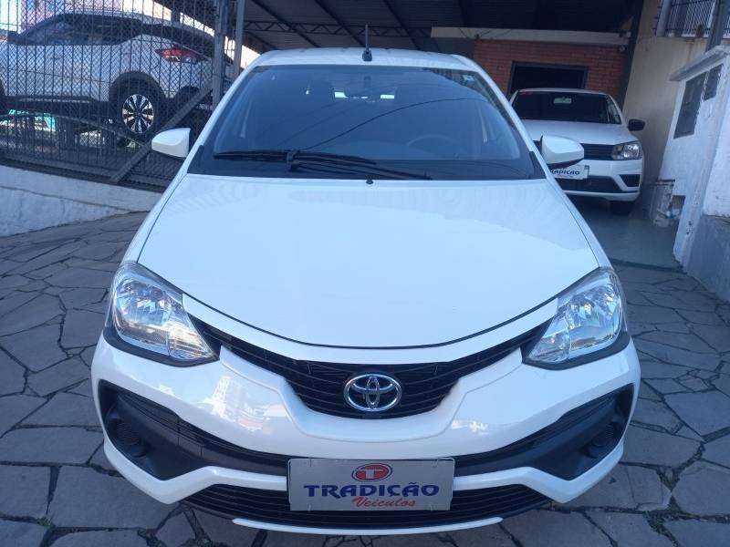 TOYOTA - ETIOS - 2017/2018 - Branca - R$ 55.900,00