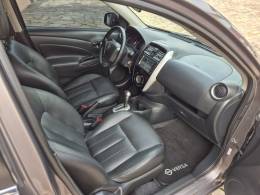 NISSAN - VERSA - 2016/2017 - Cinza - R$ 61.900,00
