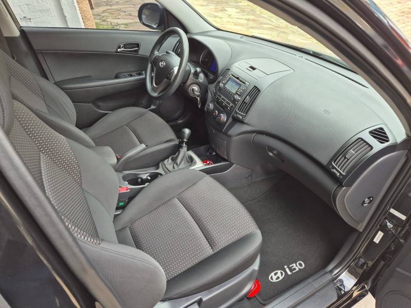 HYUNDAI - I30 - 2011/2012 - Preta - R$ 45.900,00