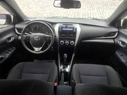 TOYOTA - YARIS - 2018/2019 - Branca - R$ 76.500,00