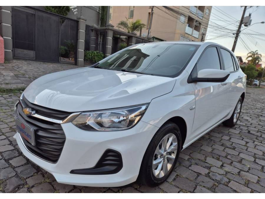 CHEVROLET - ONIX - 2022/2023 - Branca - R$ 86.900,00