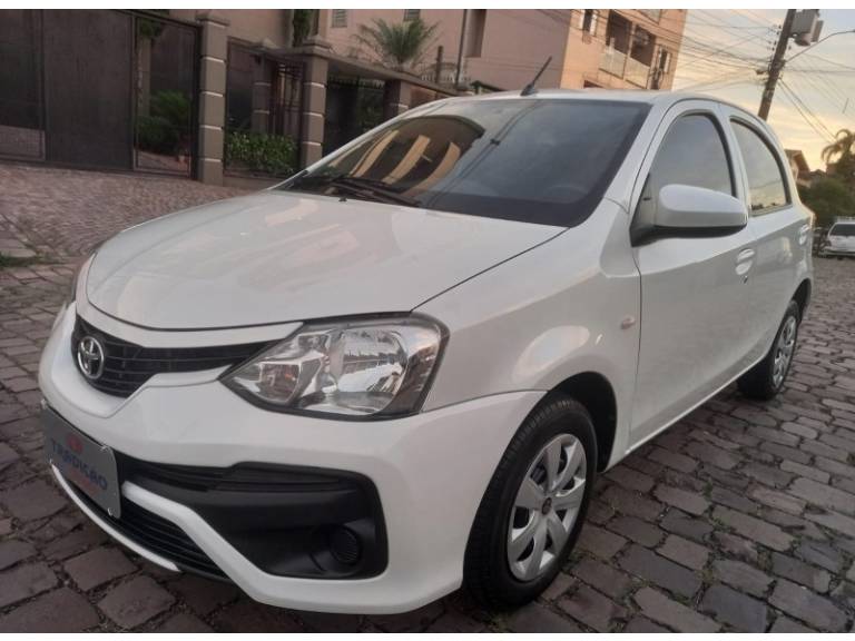 TOYOTA - ETIOS - 2017/2018 - Branca - R$ 55.900,00