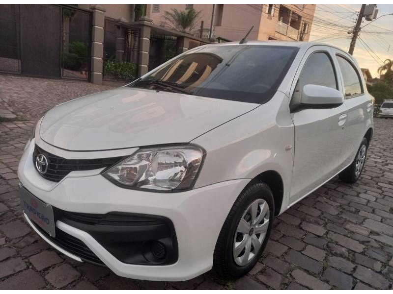 TOYOTA - ETIOS - 2017/2018 - Branca - R$ 55.900,00