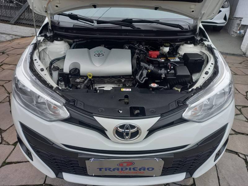 TOYOTA - YARIS - 2018/2019 - Branca - R$ 76.500,00