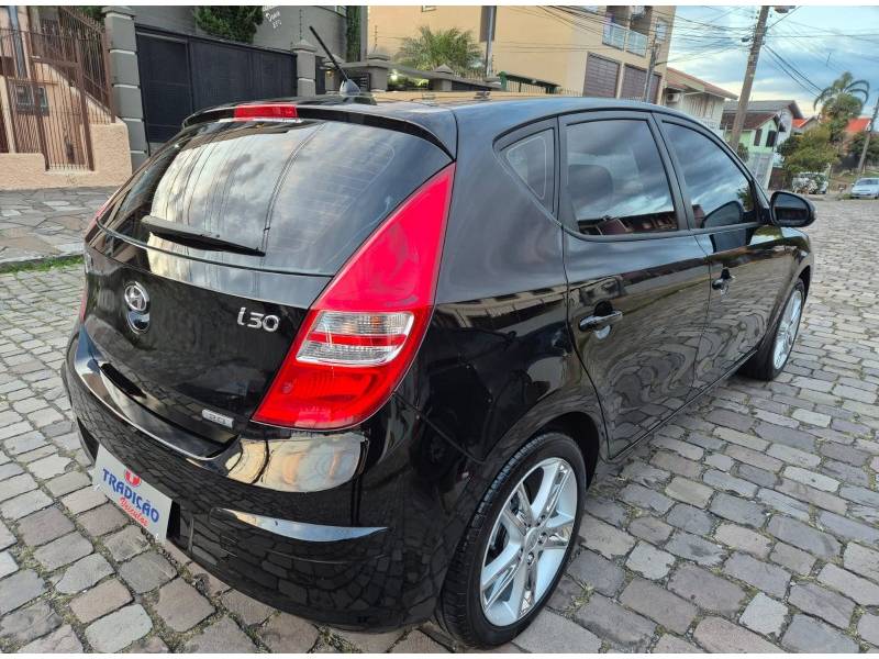 HYUNDAI - I30 - 2011/2012 - Preta - R$ 45.900,00