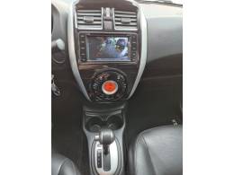 NISSAN - VERSA - 2016/2017 - Cinza - R$ 61.900,00