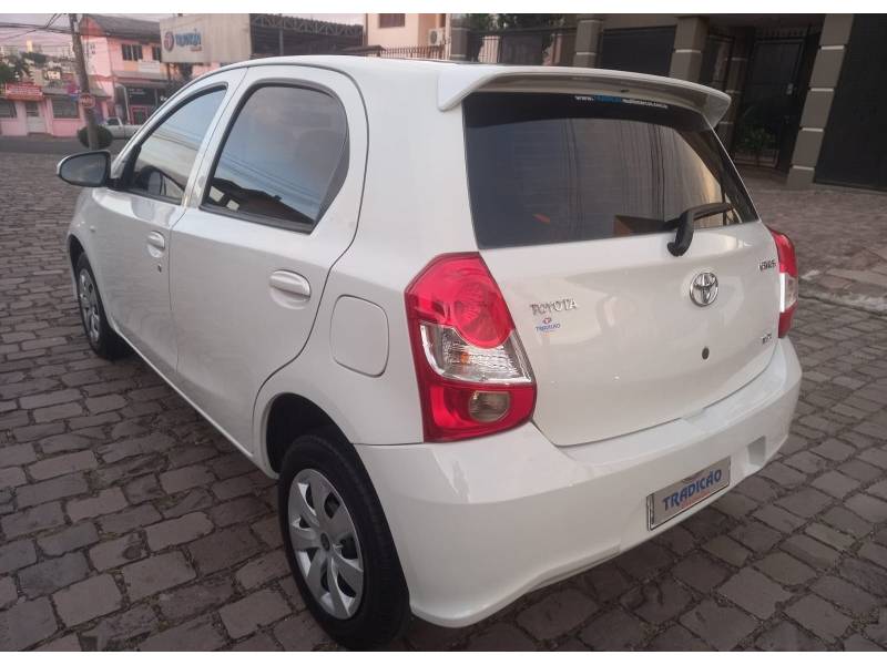 TOYOTA - ETIOS - 2017/2018 - Branca - R$ 55.900,00