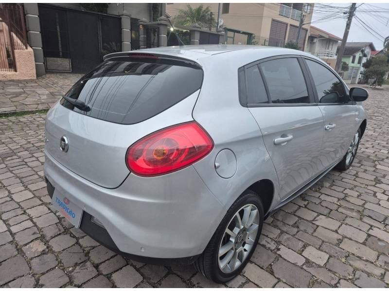 FIAT - BRAVO - 2011/2012 - Prata - R$ 35.900,00