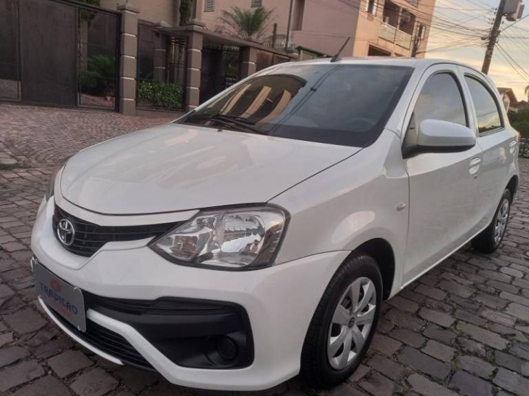 TOYOTA - ETIOS - 2017/2017 - Branca - R$ 55.900,00