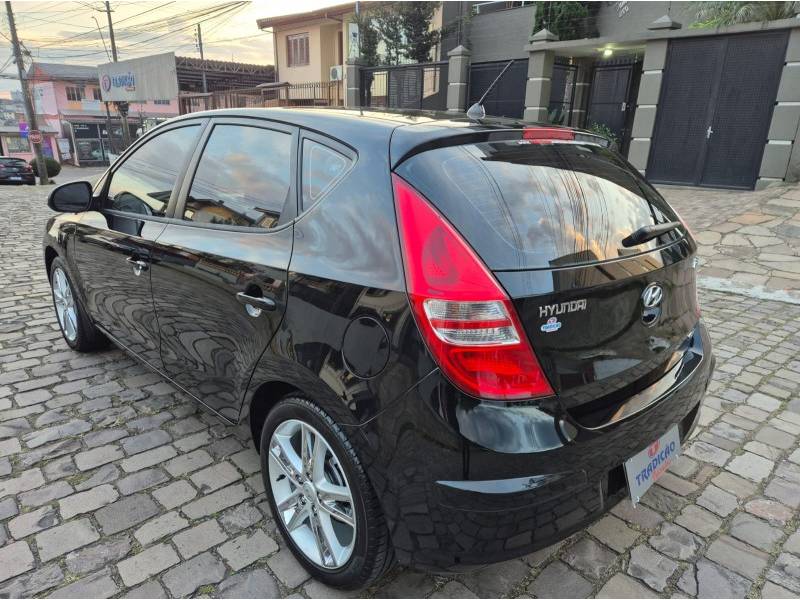 HYUNDAI - I30 - 2011/2012 - Preta - R$ 45.900,00