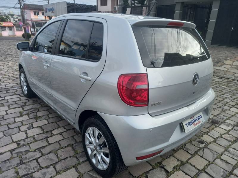 VOLKSWAGEN - FOX - 2013/2014 - Prata - R$ 41.900,00