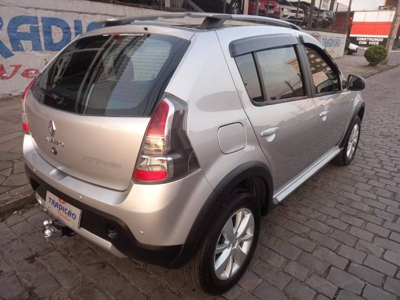 RENAULT - SANDERO - 2013/2014 - Prata - R$ 45.900,00